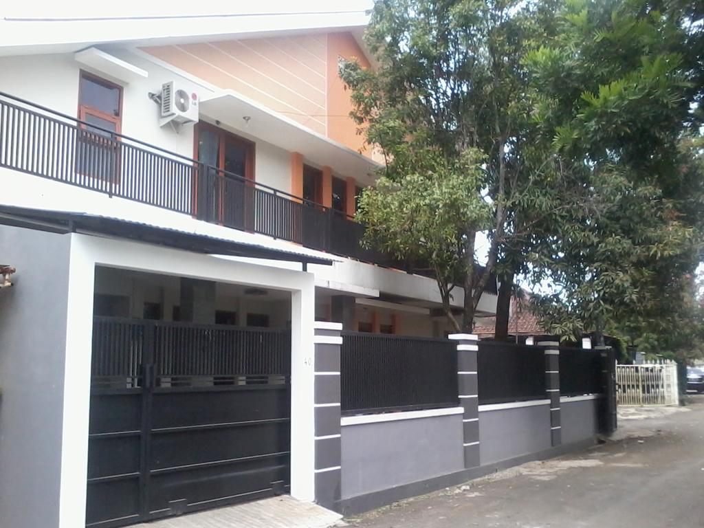 Hotel Rumah Sarwestri Bandung Exterior foto